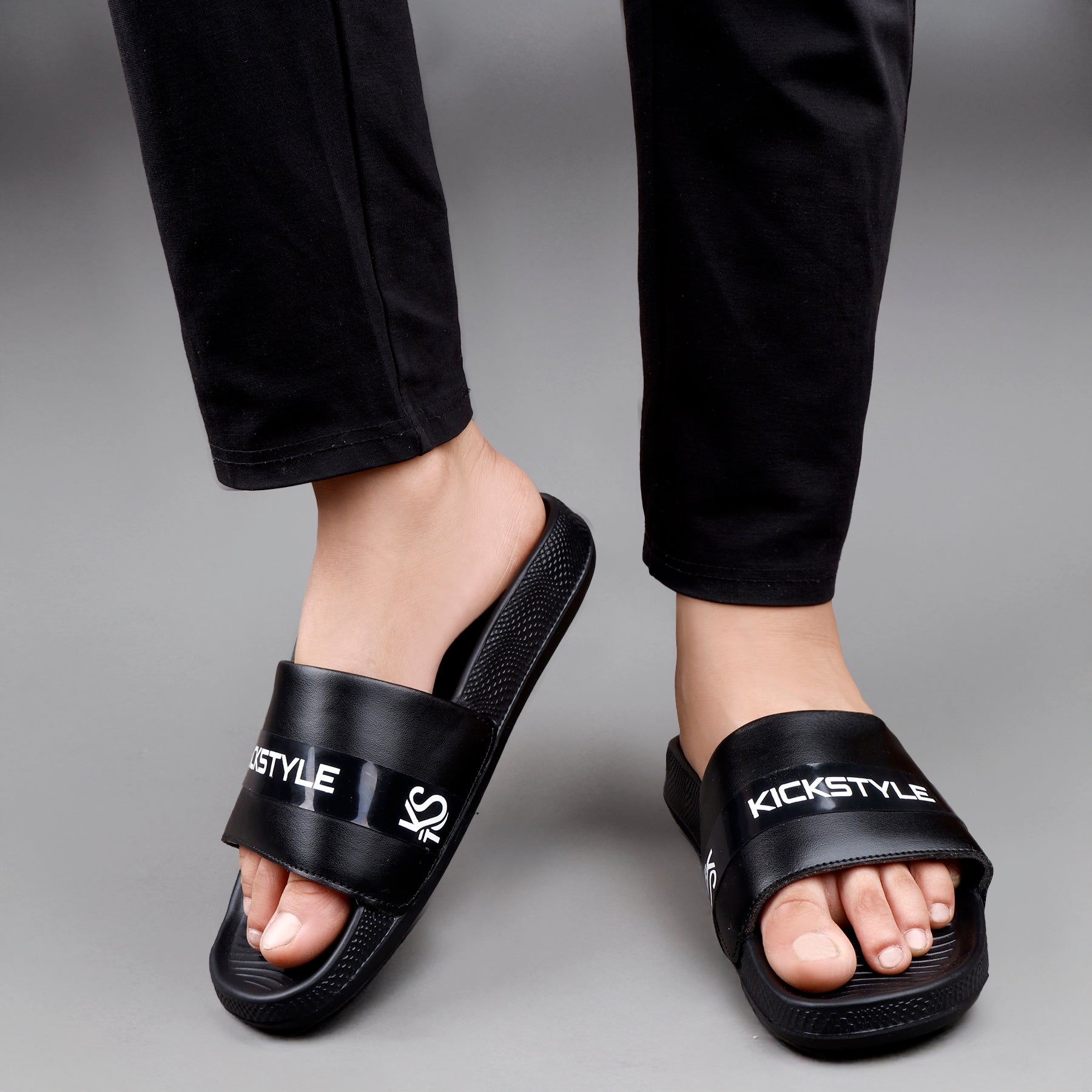 KICKSTYLE Men’s Modern Casual Slide Slippers with Comfortable Cushioned Footbed KS2008